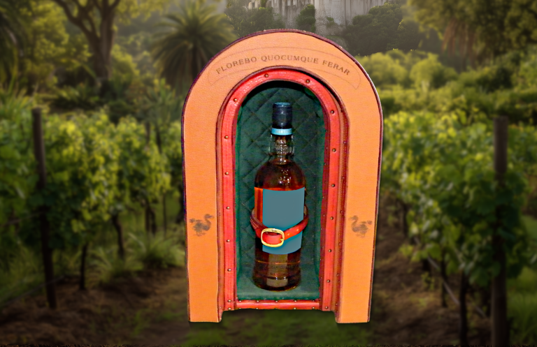 Bouteille de whisky exposée dans une porte colorée au milieu des vignes.