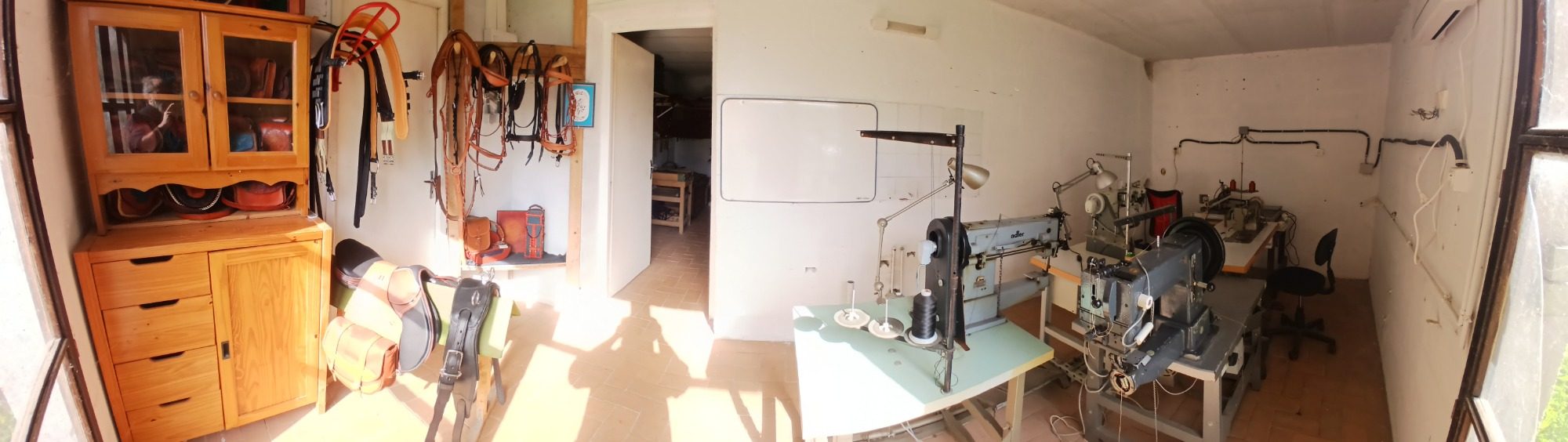Intérieur d'un atelier d'art lumineux avec des meubles en bois et des équipements de travail.