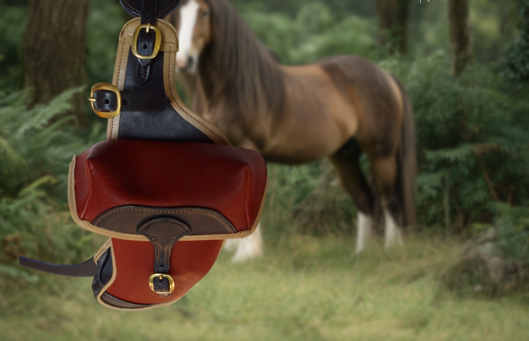 Des fontes en cuir avec un cheval en arrière-plan dans une forêt.