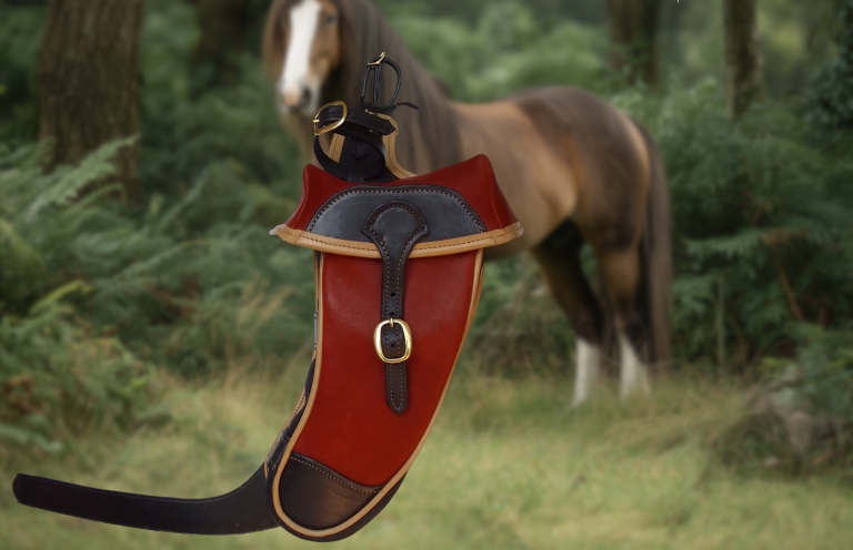 Des fontes en cuir avec un cheval en arrière-plan dans une forêt.