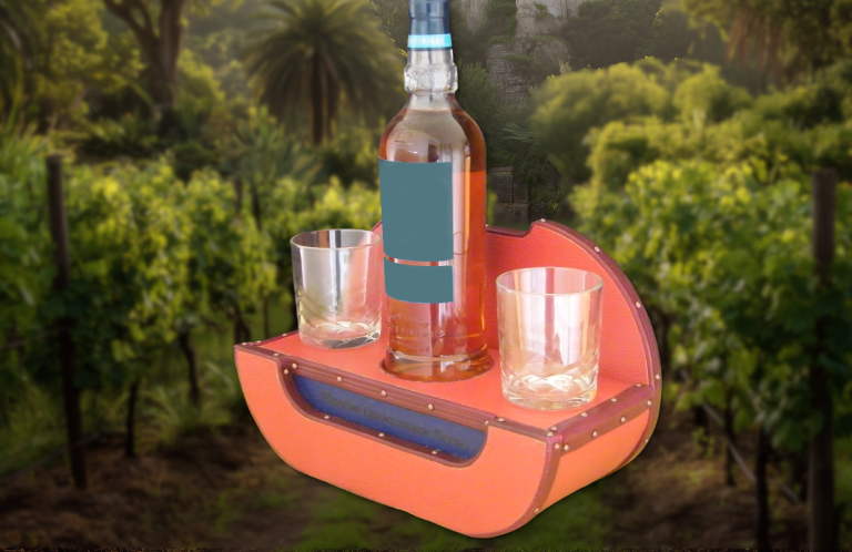 Bouteille d'alcool et deux verres sur un plateau, avec des vignes en arrière-plan.